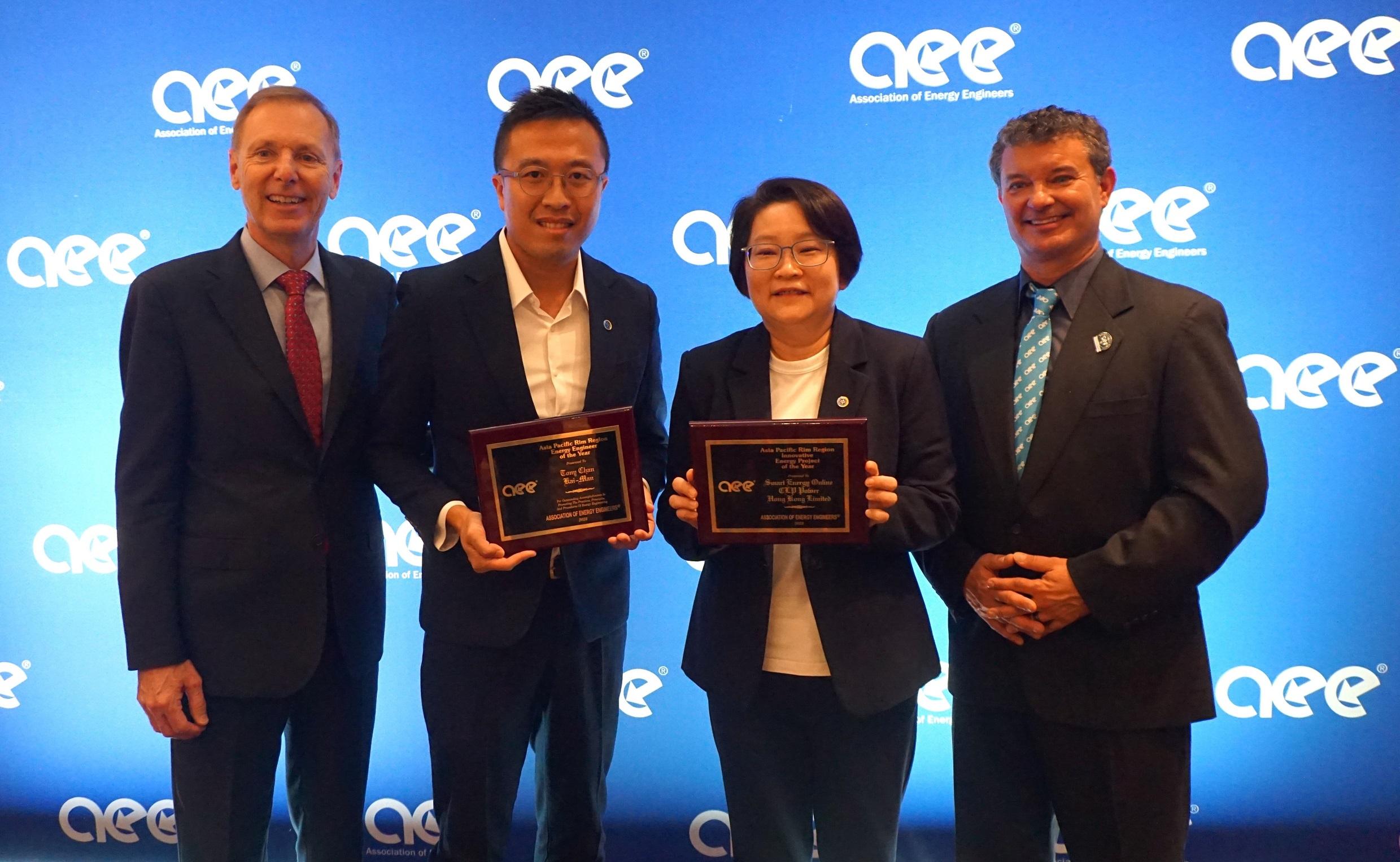 中華電力客戶成功及體驗高級總監劉麗娜女士（右二）及中華電力業務拓展經 理陳啟文工程師（左二），於美國佛羅里達州舉行的美國能源工程師協會頒奬 禮上，接受亞太區年度「創新能源項目獎」及「能源工程師獎」。