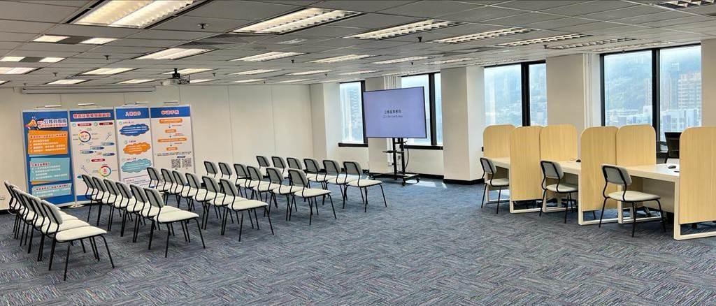 公務員一般職系處灣仔稅務大樓設招聘中心，設有技能測驗室、面試室、考試室及多部電腦。(公務員事務局)