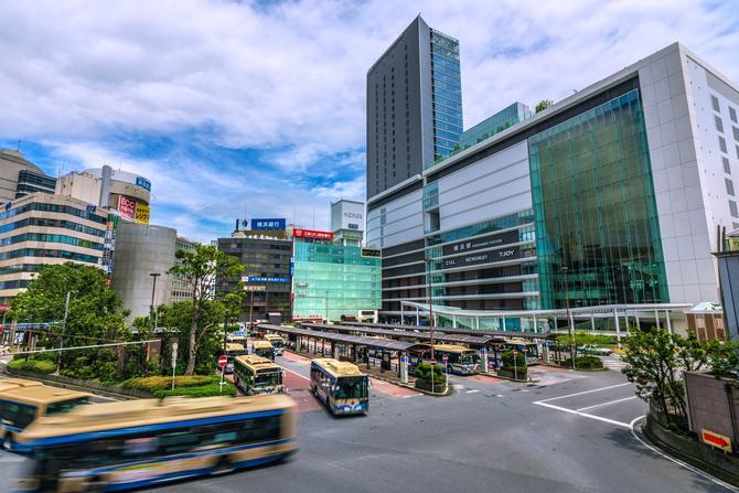 男子在橫濱車站前意圖用槍搶劫台灣遊客。(網上圖片)