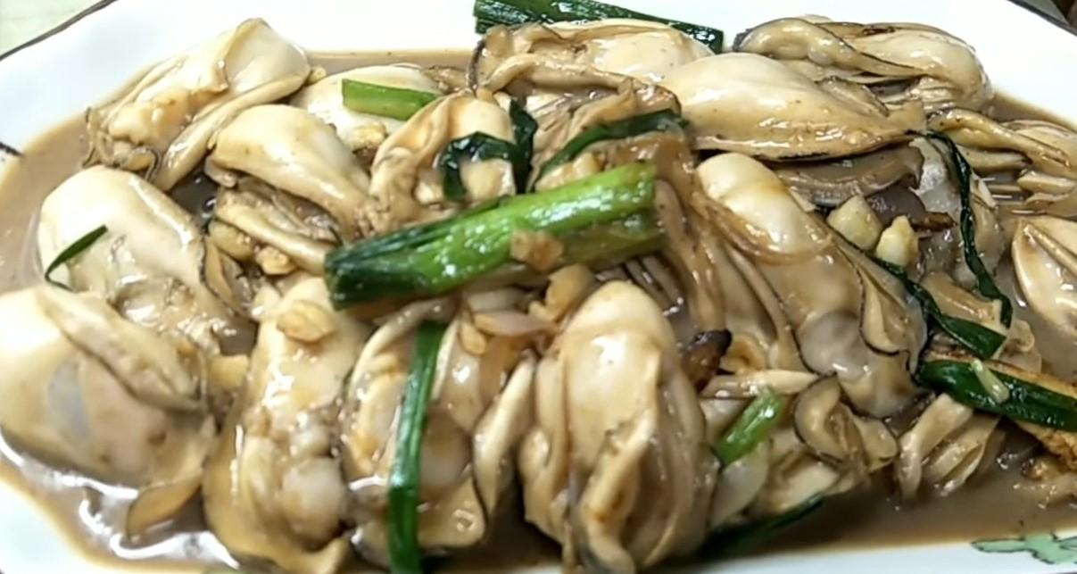 薑葱蠔食譜│薑葱炒蠔做法 汆水再煎唔會縮（網上圖片）