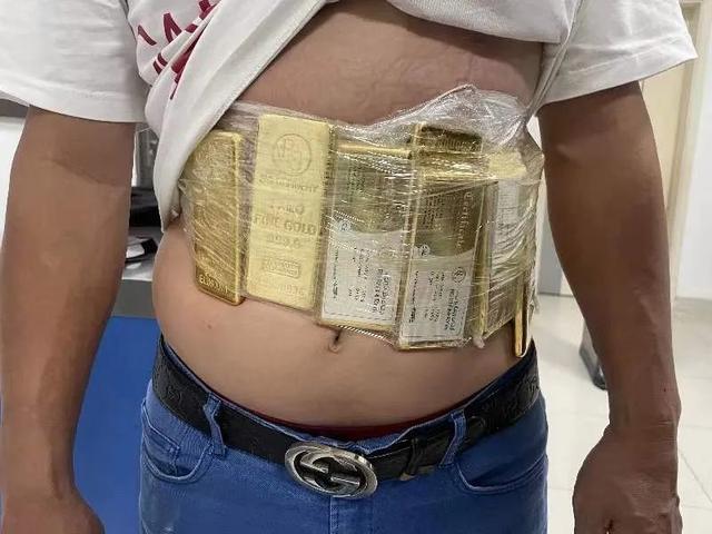 深圳灣海關在旅檢進境渠道查獲一宗客運車輛司機綁藏金塊走私入境案，查獲金塊10塊，重量達9.993公斤。