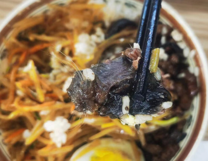 華北理工大學學生在學校食堂內吃到疑似「老鼠頭」的異物，再次引發網民對內地高校食安問題的關注。(網上圖片)