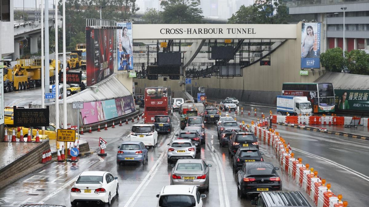 原定區議會選舉投票日生效的海底隧道分時段收費，將押後一周至12月17日生效。(資料圖片／林俊源攝)