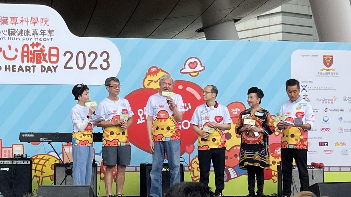 曾俊華(左三)話自己係好聽話嘅病人，包括有準時食藥。(陳詠琳攝)