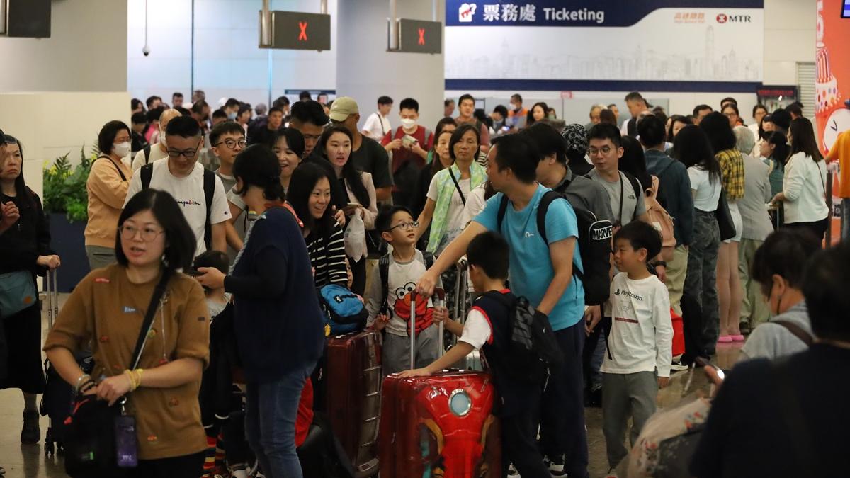 高鐵西九龍站抵港層於長假期最後一日出現人潮。(鍾式明攝)