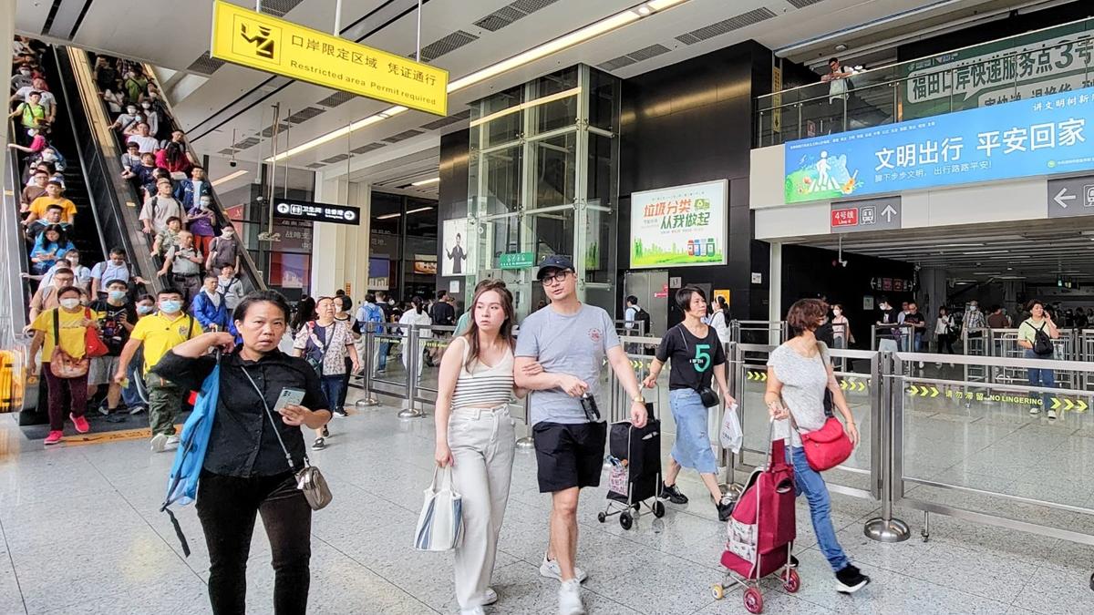 網上開始流傳內地即將撤銷「黑碼」，圖為福田口岸周末情況。(李睿哲攝)