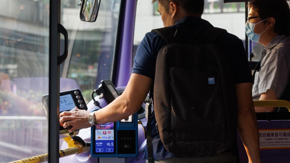 有中學生日前搭巴士時忘記帶銀包，有善心人見狀主動代其繳付車資。(資料圖片／蘇文傑攝)