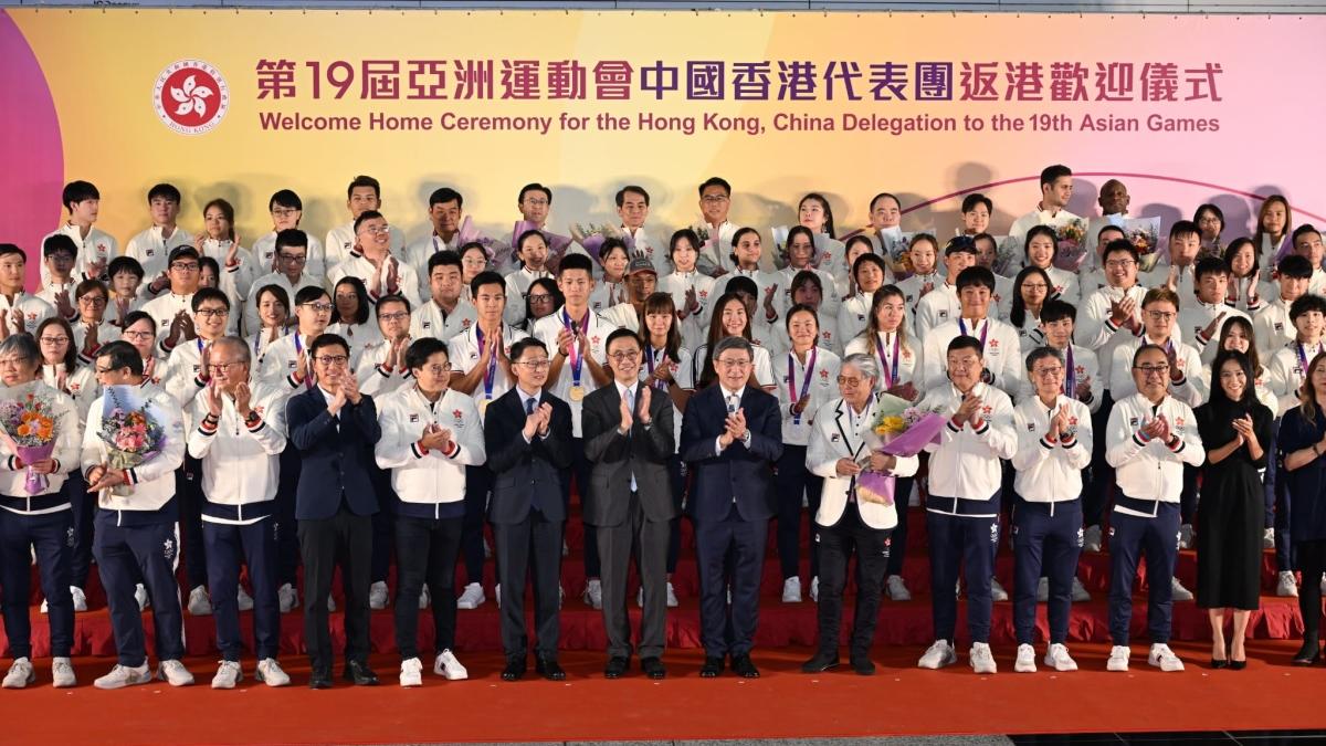 港府在機場為杭州亞運港隊代表團舉行歡迎儀式。(陳奕釗攝)