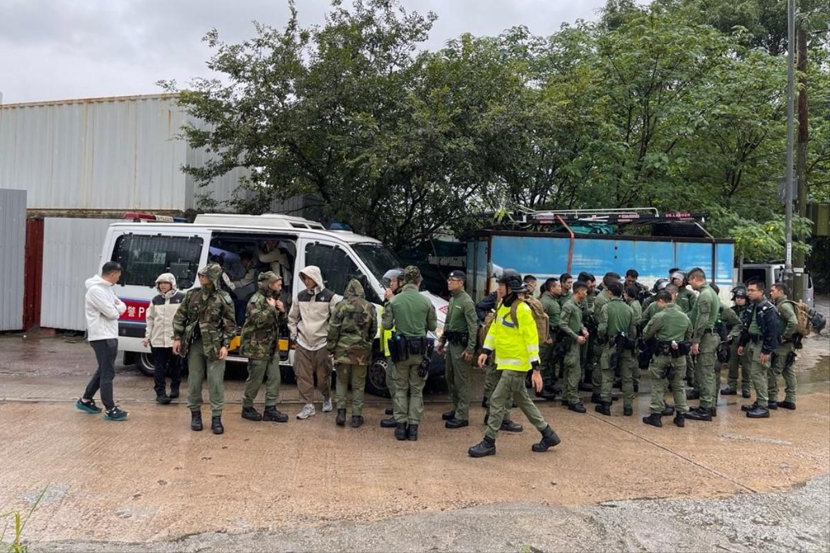 警方、消防處和民安隊在颱風襲港期間，繼續登山搜救失蹤男生曾憲哲。(警方FB圖片)