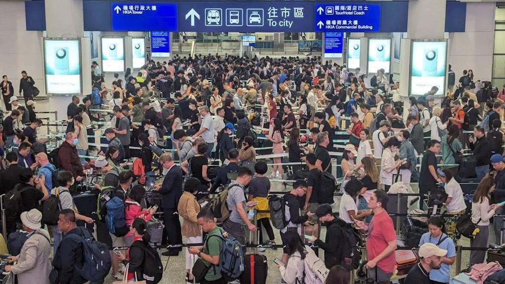 颱風小犬襲港期間，有約1.6萬名乘客滯留機埸抱怨的士不足，機管局指會與運輸署商討改善。(羅庸軒攝)