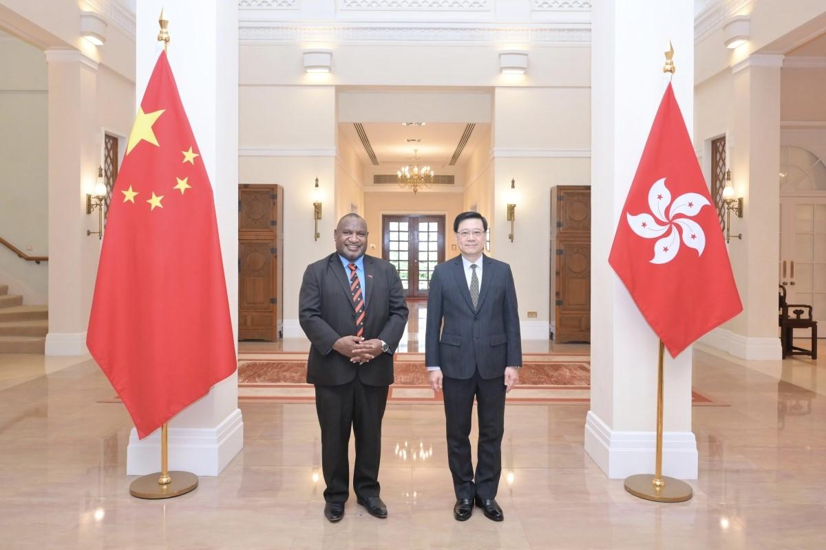 李家超(右)在禮賓府與James Marape(左)會面。(政府新聞處)