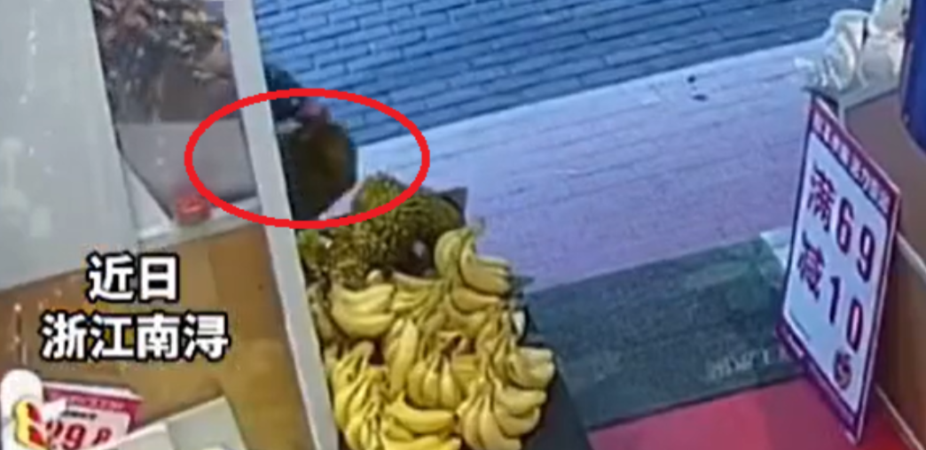 偷榴槤嫌難吃 大媽竟要求水果店退錢