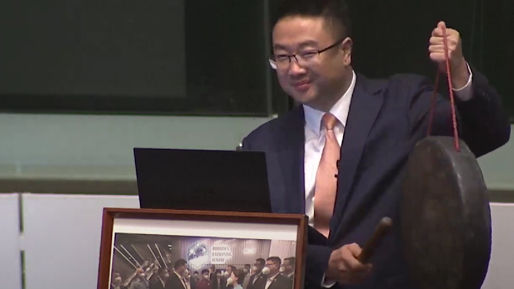 Ray Online｜尚海龍敲鑼慶祝首個議員議案　被主席叫停