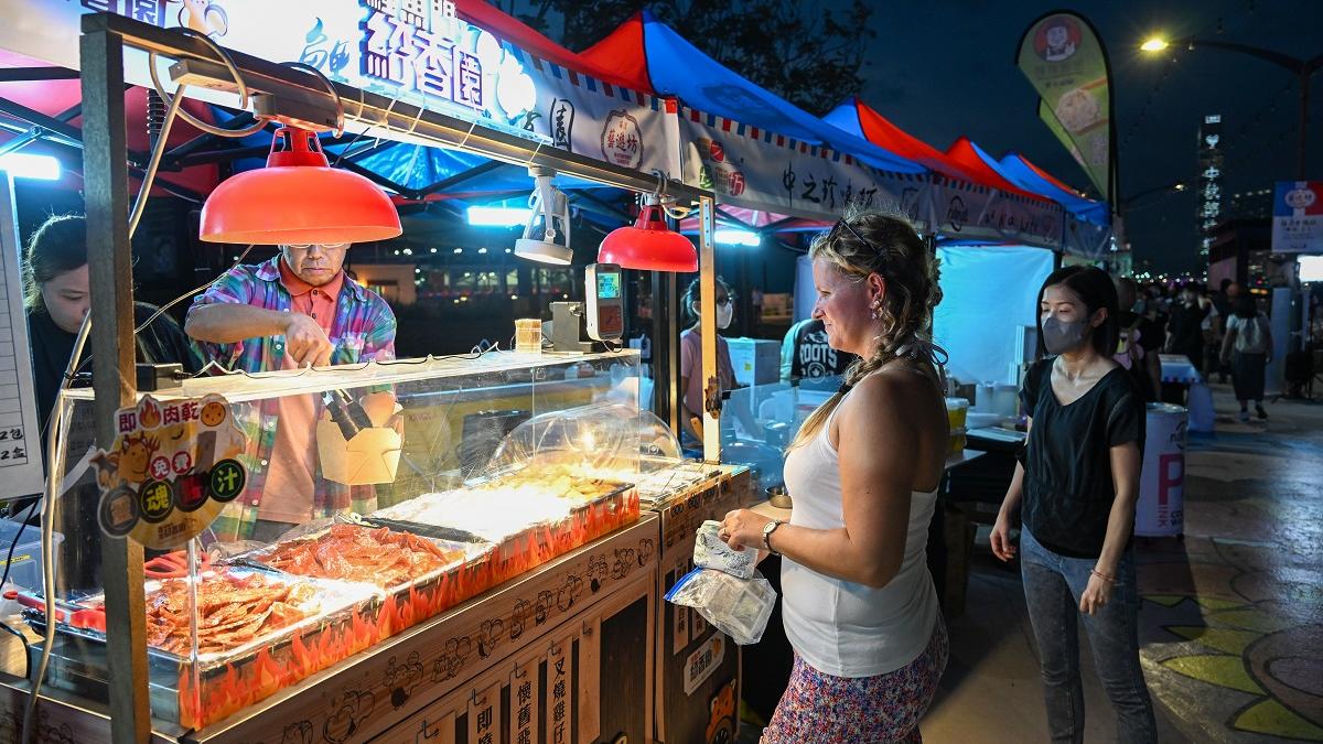 灣仔「海濱藝遊坊」有攤檔售賣小食。(資料圖片／陳奕釗攝)