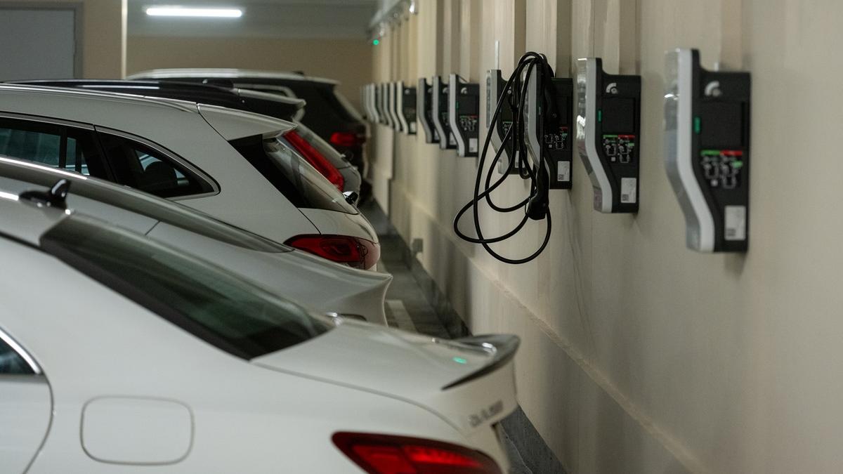 政府停車場充電設施轉收費初期，據悉政府或規管私家車收費模式。(陳奕釗攝)