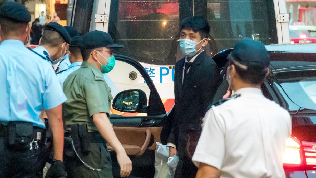 鄒家成(右二)涉嫌「將未經授權的物品攜離監獄」被捕。(資料圖片)