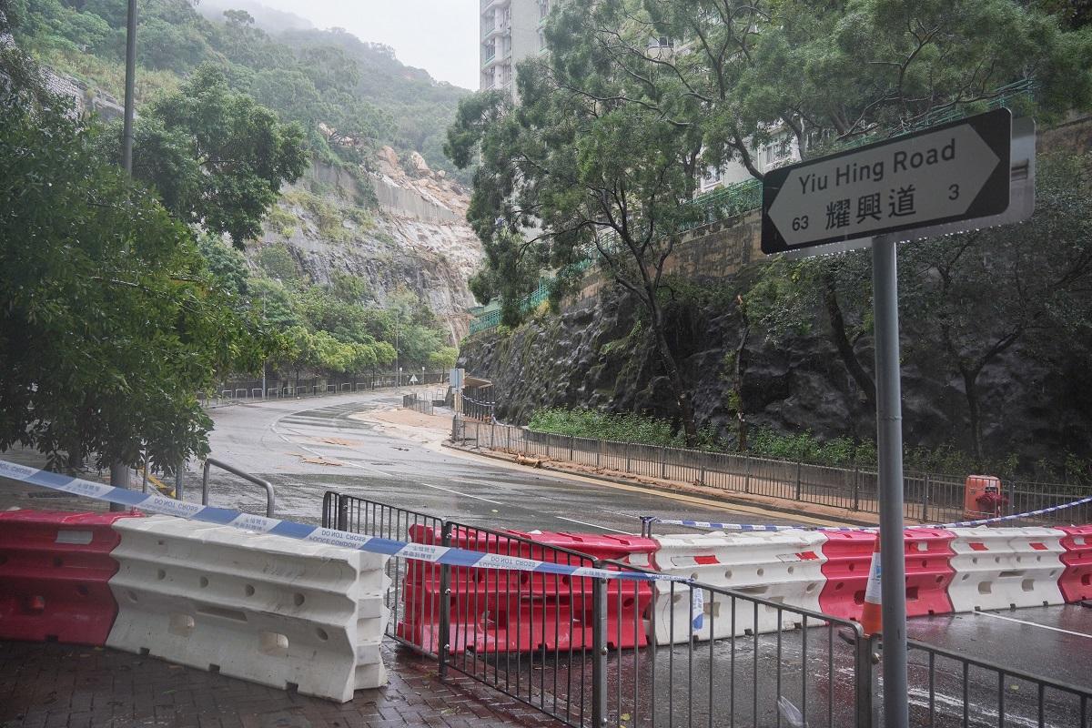 筲箕灣耀興道在9月一場世紀暴雨後，發生嚴重山泥傾瀉。(資料圖片／李睿哲攝)