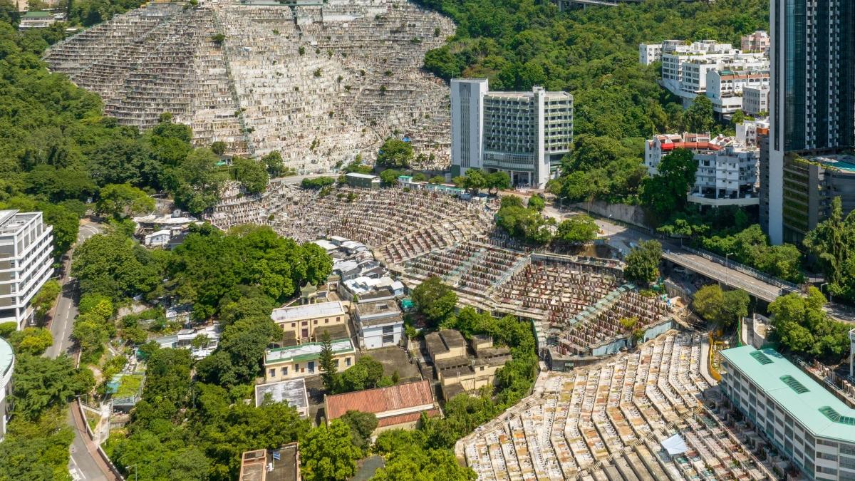 有女童危坐薄扶林華人基督教墳場欄杆，其後獲警方消防勸服送院。(資料圖片)