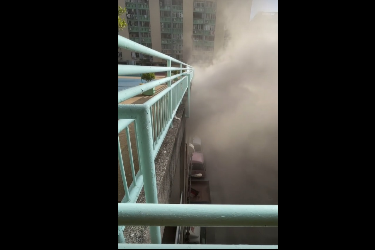 煙霧由建民樓停車場升上屋邨平台。(fb@Louis Leung 影片截圖)