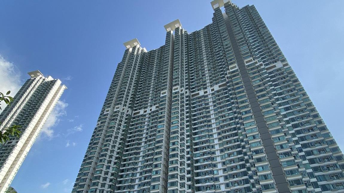 東涌海堤灣畔一伙附全屋傢俬的兩房高層山海景戶，獲兩名日籍空姐承租，月租1.55萬元。