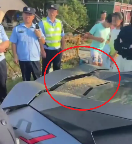 江蘇蘇州一名8歲百厭男童玩沙時，竟將沙子灑到一輛價值千萬元（人民幣，下同，約1,080萬港元）的林寶堅尼車上，導致沙子漏進引擎，結果男童的父母要向車主支付逾萬元（約1.08萬港元）的清潔費。