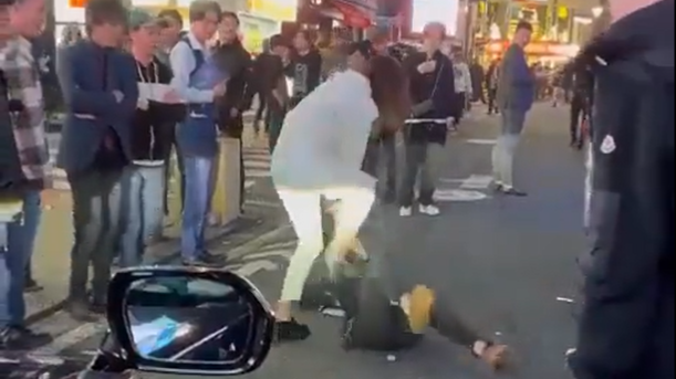 女子用腳再踩向倒地的男子。(影片截圖)