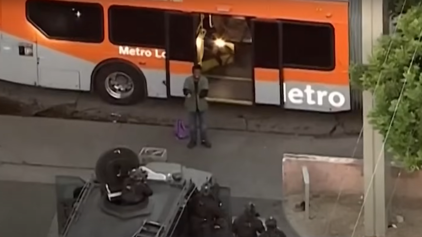 機械警犬建功！洛杉磯警派機械狗上巴士搜查 持槍男子投降(有片)