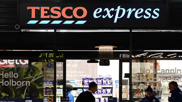 英超市新技術 顧客入店被掃瞄 自助付款所買貨品一目暸然唔駛嘟 民眾為何唔撐？