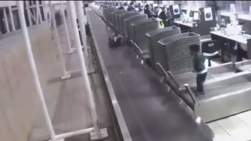 3歲頑童趁父母不為意 爬入機場櫃台行李帶 一直被運送 幾乎被寄艙(有片)