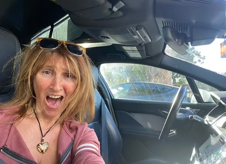 女子試坐Google無人駕駛的士 軚盤自動操控「比司機更平穩」