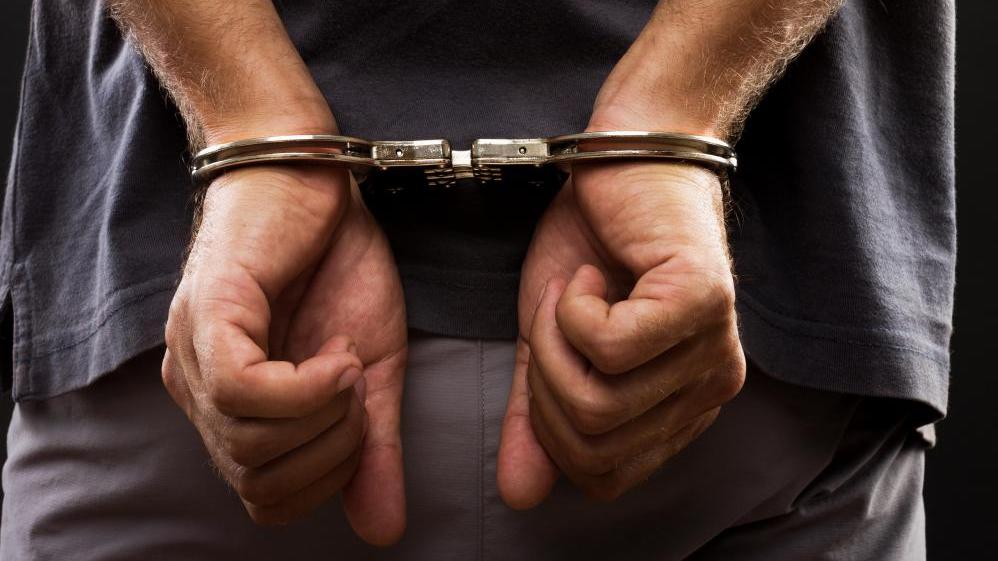 灣仔外籍漢玩手銬無法解開，偕妻到消防局求助，涉藏武被捕。(網上圖片)