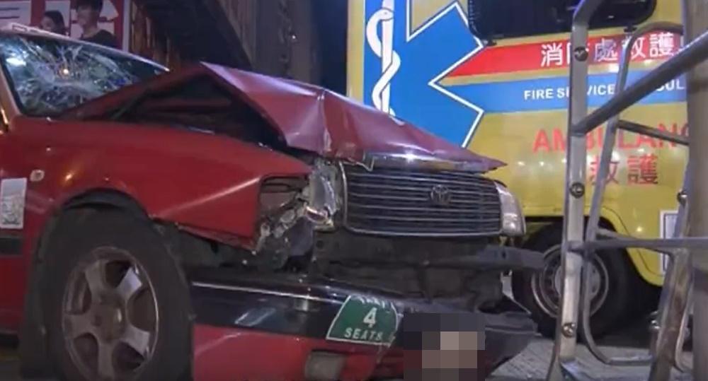 旺角男疑衝出馬路，遭的士撞傷送院。(電視截圖)