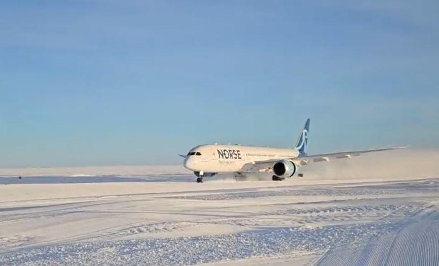 波音787首次降落南極洲，滑行3000米冰雪跑道。(X)