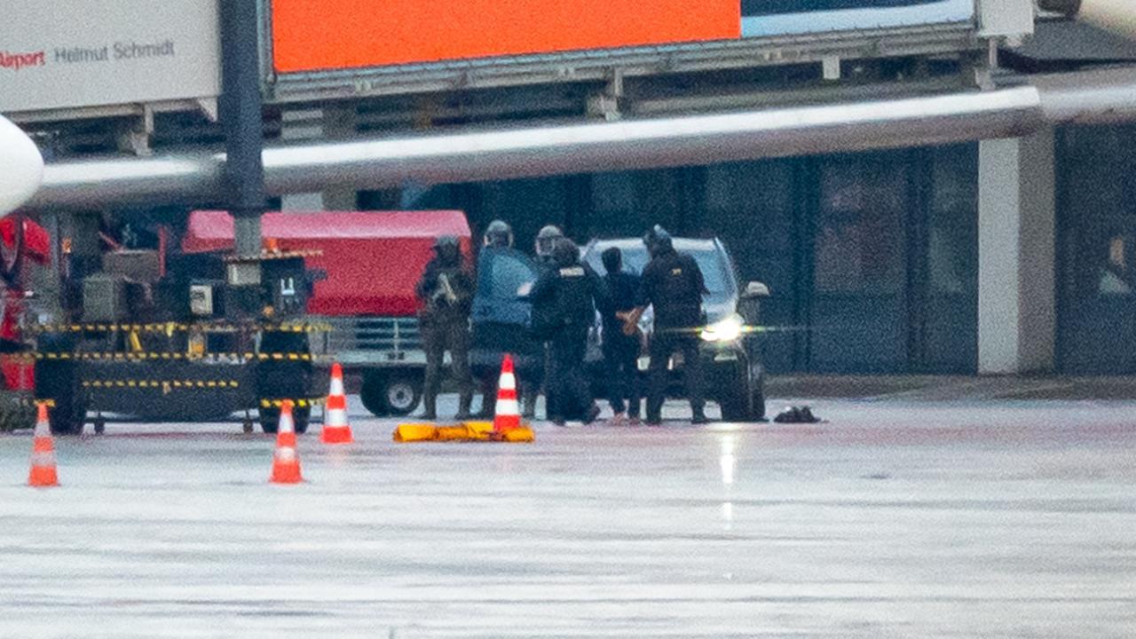 德國漢堡機場挾持案約18小時後結束，4歲女孩獲救35歲父被捕。(X)