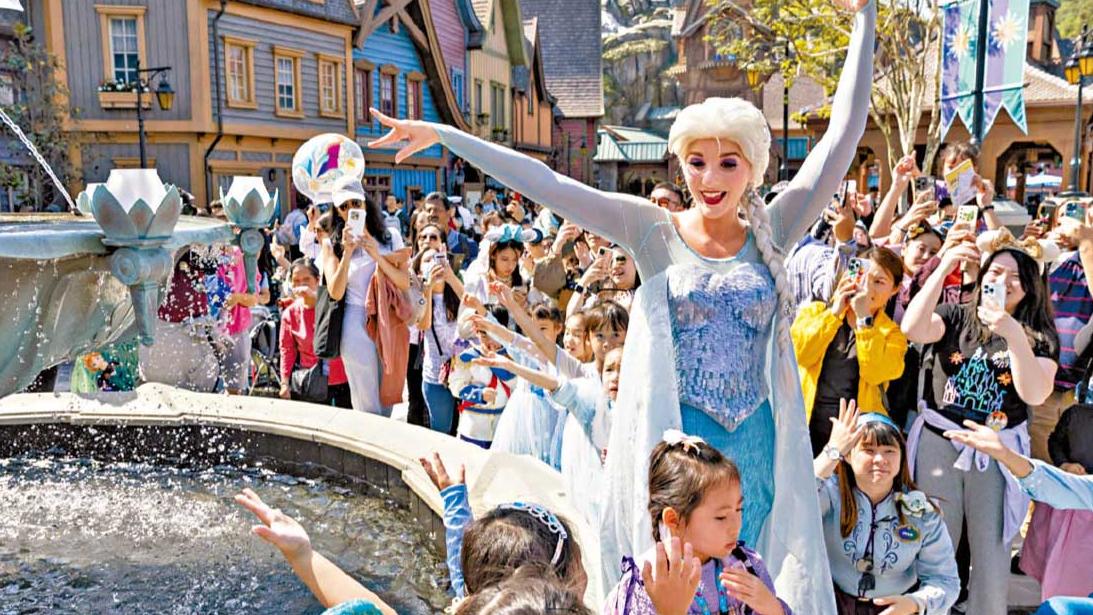 魔雪奇緣世界開幕 旅客走進阿德爾王國與Elsa Anna見面