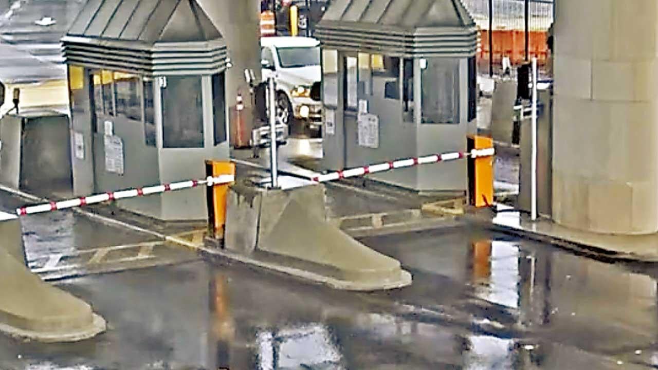 FBI：不涉恐襲 炮彈飛車撞美加邊境檢查站起火