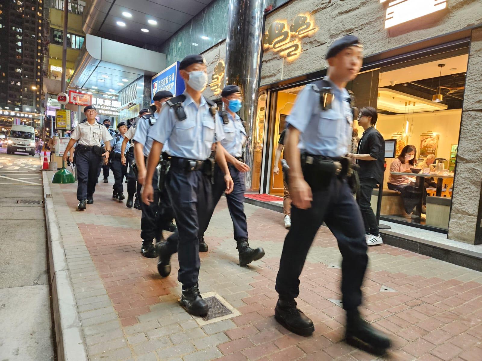 警搜旺角區娛樂場所截查810人　搗非法賭檔賣淫場所拘25人