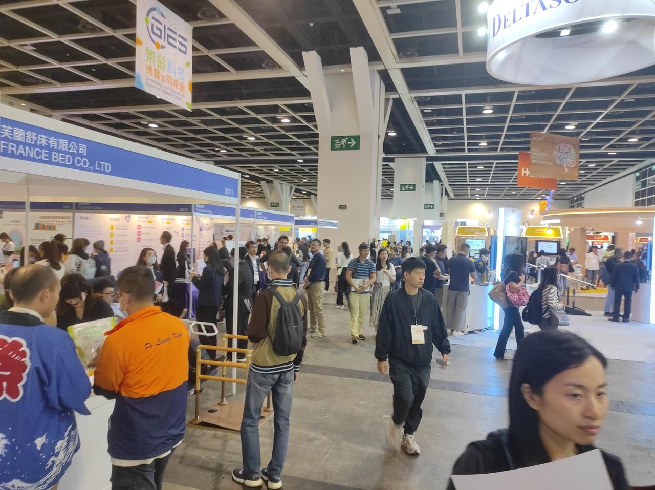 樂齡科技展今開幕 快餐店軟餐供即場試食 沉浸式VR助長者投入康復 (李朗僑攝)