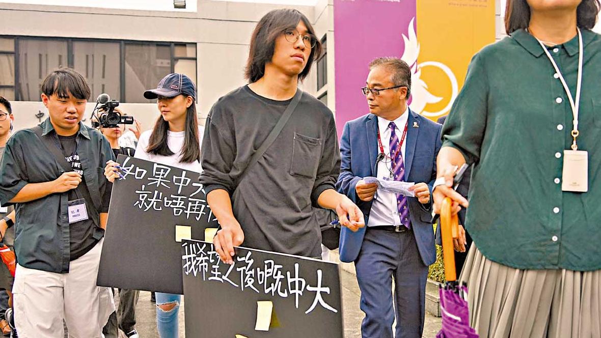 中大畢業禮段崇智因病缺席 兩學生行為涉違規被帶離場