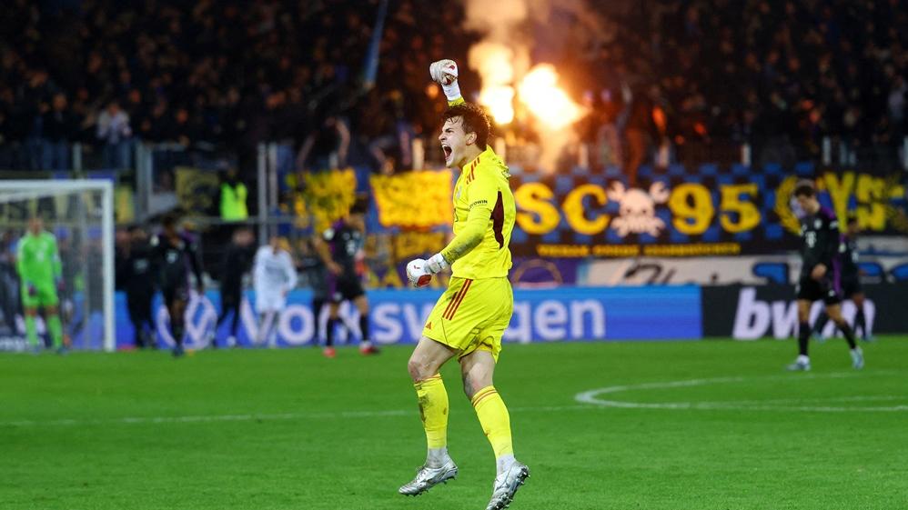 沙貝魯根的德國U20門將在擊敗拜仁後相當興奮。(路透社)