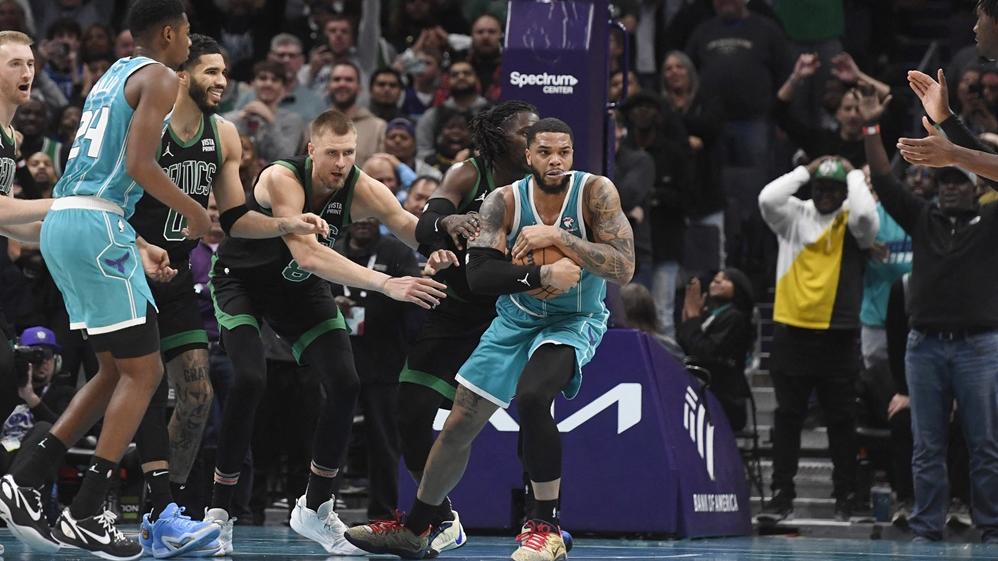 布歷捷斯搶下籃板護球。(路透社)