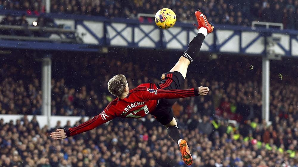 加拿祖的倒掛，帶領曼聯大勝愛華頓。(路透社)