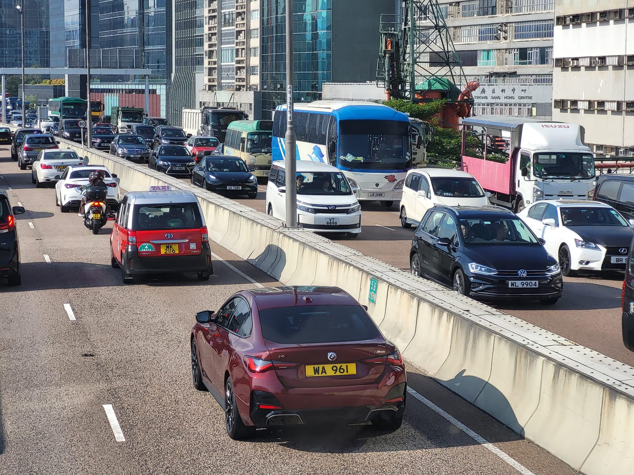 觀塘繞道4車串燒相撞 一名乘客受傷送院