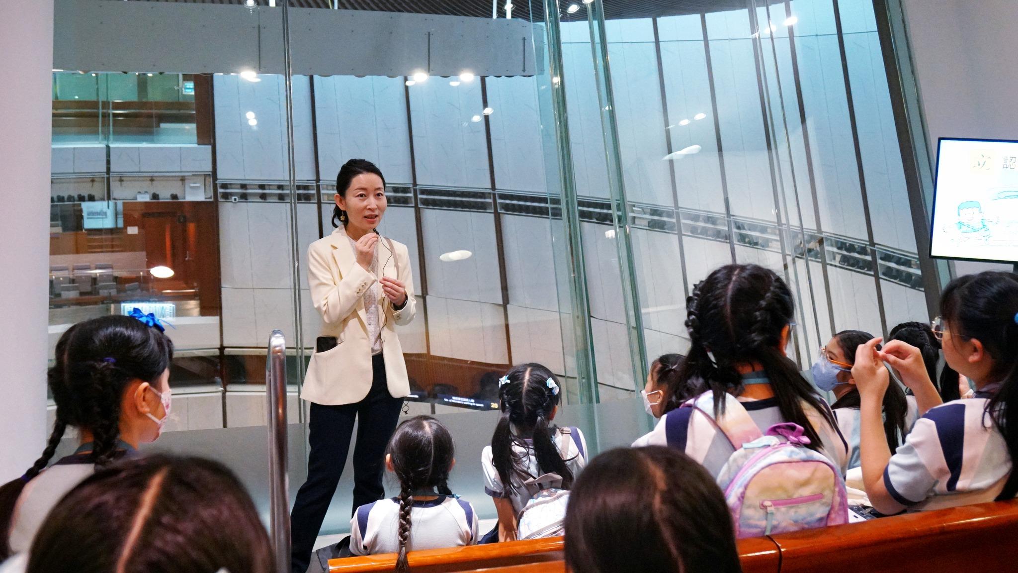 Ray Online｜洪雯解答學生「十萬個為甚麼」　指必須學會睜眼睡覺以免見報