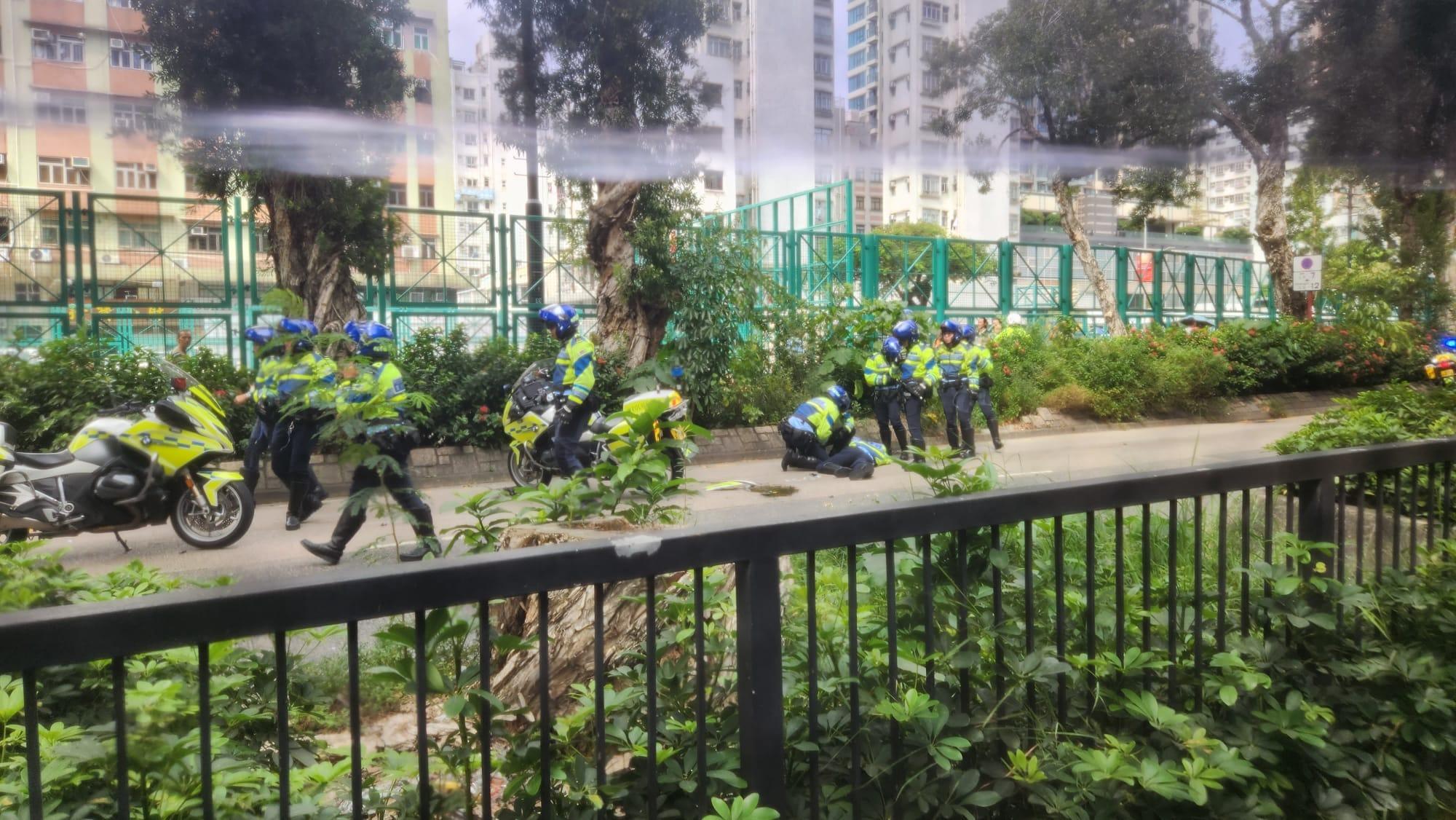 粉嶺聯和墟3輛交通警電單車相撞，一名警員受傷倒地送院。