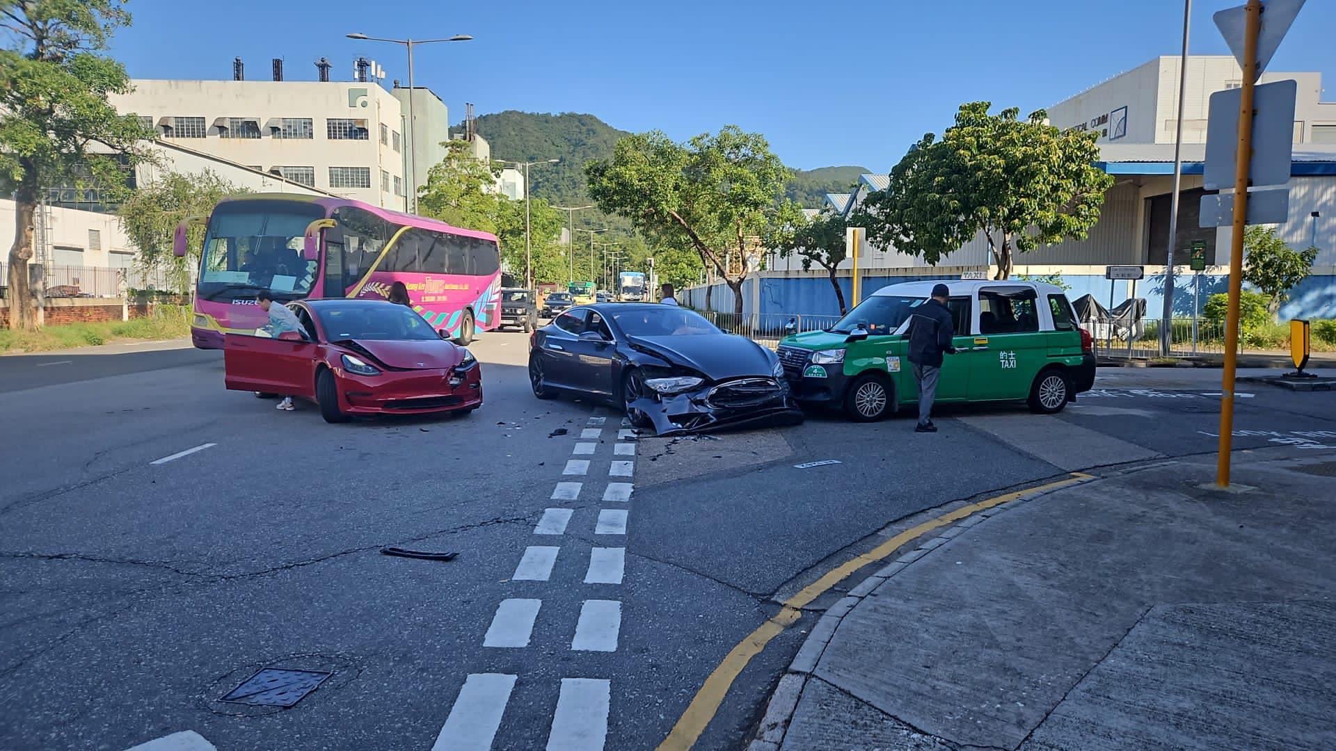 大埔工業邨兩Tesla與的士相撞　二人受傷送院