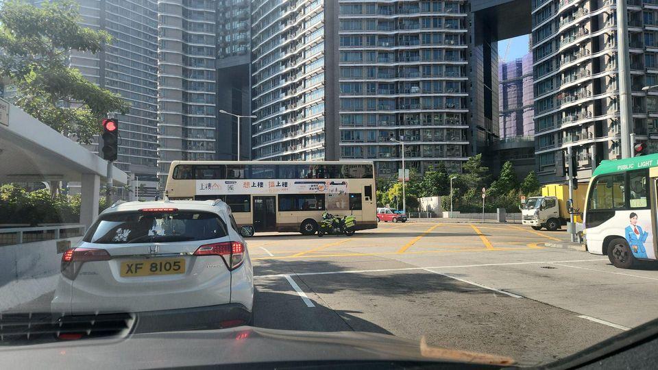 可疑私家車撞巴士及電單車逃去。(馬路的事/Bosco Chu)