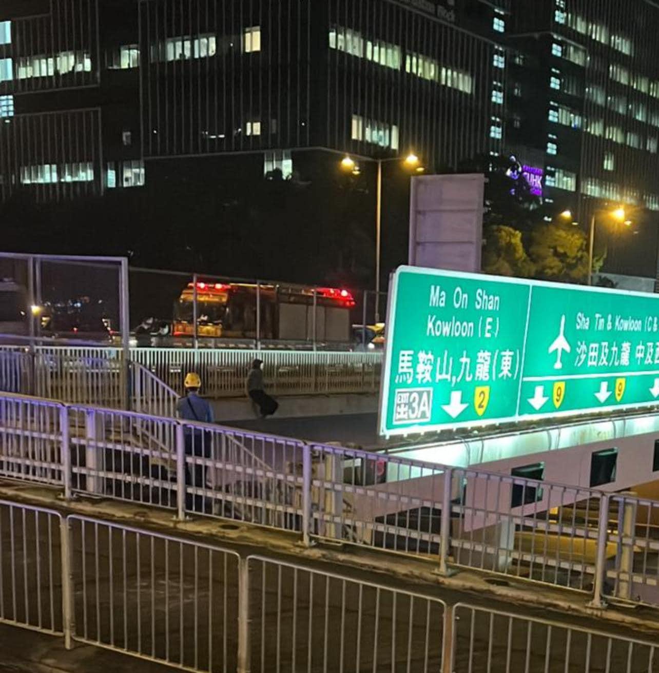 珍惜生命｜女子危坐大學站澤祥街天橋 吐露港公路來回方向部份封閉 (@fb香港突發事故報料區/ Bosco Chu圖片)