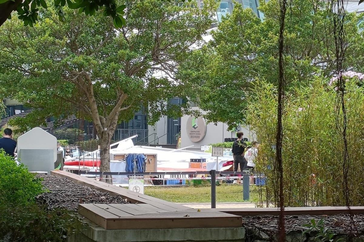 零碳天地有布景板連同支架塌下。(網民Chris Wong@FB群組「事無大小交通資訊情報區(更新版)」)