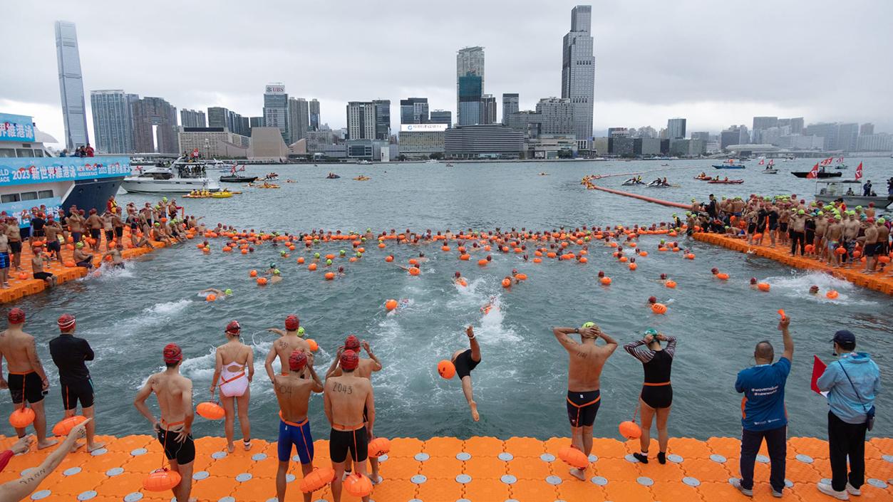 維港渡海泳今日舉行，選手從灣仔出發游往對岸尖沙咀。(蘇文傑攝)